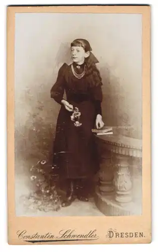 Fotografie Constantin Schwendler, Dresden, Sophienstr. 5, Junge Dame im schwarzen Kleid