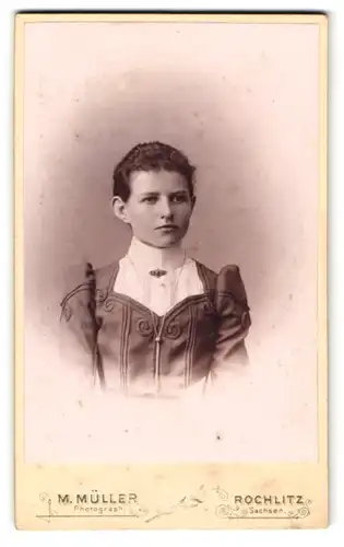 Fotografie M. Müller, Rochlitz /Sachsen, Junge Dame mit zurückgebundenem Haar