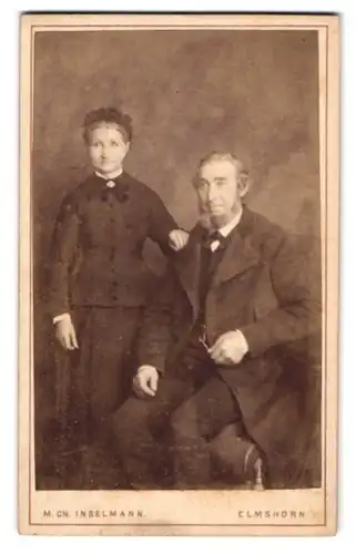 Fotografie M. Ch. Inselmann, Elmshorn, Schulstrasse 167, Älteres Paar in hübscher Kleidung