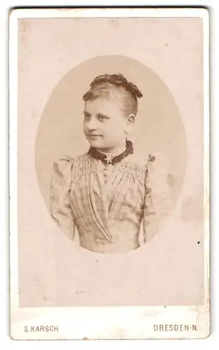Fotografie Gustav Karsch, Dresden, Gr. Meissenerstr. 17, Junges Mädchen im karierten Kleid