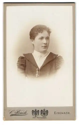 Fotografie Carl Remde, Eisenach, Frauenberg 29, Junge Dame mit zurückgebundenem Haar