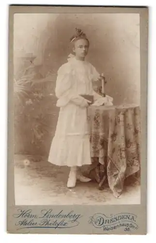 Fotografie Herm. Lindenberg, Dresden-A., Waisenhaus-Str. 38 am Georg-Platz, Junge Dame im weissen Kleid