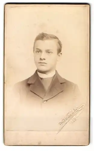 Fotografie H. Eckert, Prag, Junger Mann im Anzug mit Krawatte