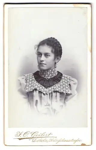 Fotografie J. O. Geilert, Döbeln, Schiesshausstrasse, Junge Dame mit Flechtfrisur