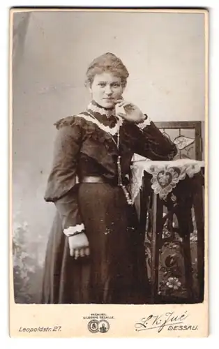Fotografie L. K. Jué, Dessau, Leopoldstr. 27, Junge Dame im hübschen Kleid