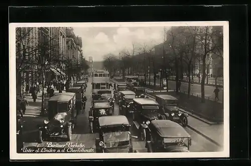 AK Berlin, dichter Fahrzeugverkehr Unter den Linden Ecke Charlottenstrasse