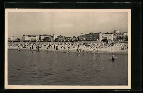 AK Warnemünde, Belebtes Strandpanorama vom Wasser aus