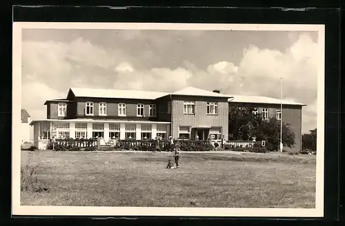 AK St. Peter / Nordsee, Kinder auf einer Wiese vor dem Kurhaus