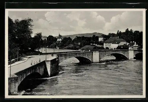 AK Rheinfelden, Passanten an der Rheinbrücke