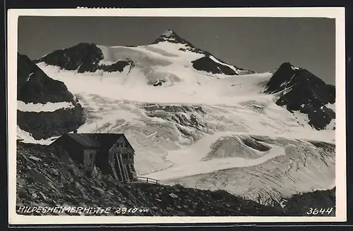 AK Hildesheimerhütte mit schneebedecktem Gipfel
