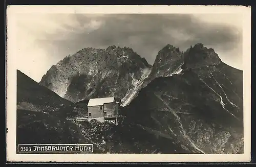 AK Innsbrucker Hütte zwischen Felsen