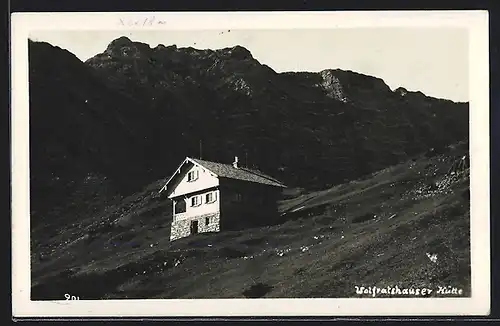 AK Wolfratshauser Hütte vor Felsmassiv