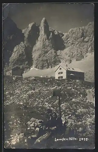 AK Lamsen Hütte gegen schroffe Bergspitzen