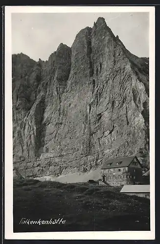 AK Falkenkenhütte, Ansicht mit Felsmassiv