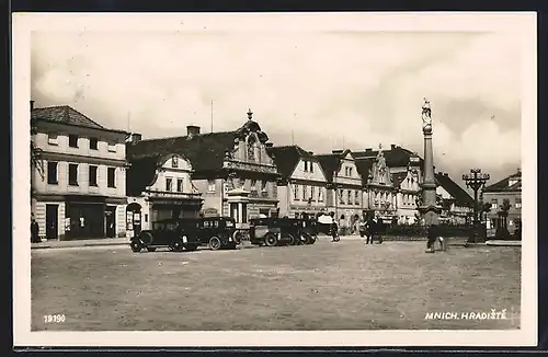 AK Mnich. Hradiste, Platz mit Autos und Läden