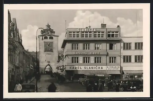 AK Beraun / Beroun, Partie am Marktplatz mit Automobilen