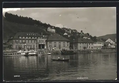 AK Davle, Panorama mit Ausflugschiff und Hotel