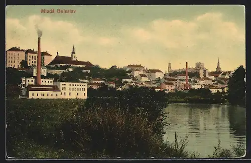 AK Mladá Boleslav, Panorama mit Fabrikschloten, vom Wasser gesehen