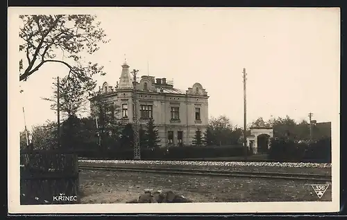 AK Krinec, Grosses Gebäude an der Eisenbahntrasse