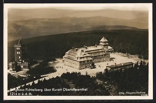 AK Oberwiesenthal, Fliegeraufnahme des Berghaus Fichtelberg, die Wetterwarte