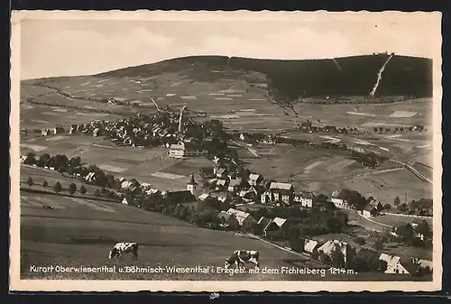 AK Oberwiesenthal, Ortsansicht mit Böhmisch-Wiesenthal mit dem Fichtelberg