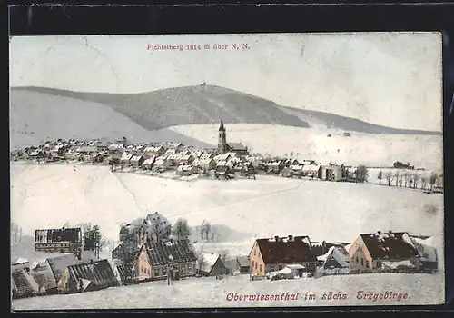 AK Oberwiesenthal, Ortsansicht mit Fichtelberg im Winter