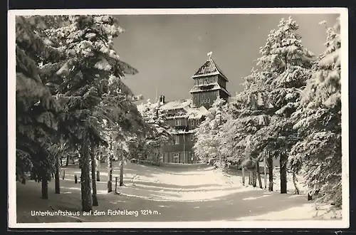 AK Oberwiesenthal /Erzgeb., Unterkunftshaus auf dem Fichtelberg im Schnee