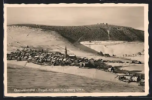 AK Oberwiesenthal i. Erzgeb., Teilansicht mit dem Fichtelberg im Schnee