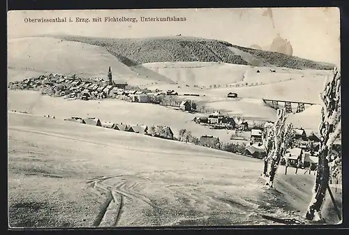 AK Oberwiesenthal i. Erzg., Teilansicht mit Unterkunftshaus und Fichtelberg