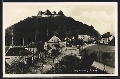 AK Augustusburg i. Erzgeb., Strassenpartie mit Schloss im Hintergrund