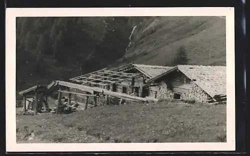 AK Grubhof-Alpenhütte, Ortspartie mit Berghütte