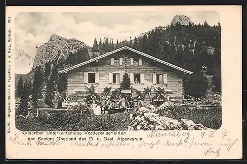 AK Unterkunftshütte Vorderkaiserfelden, Gäste vor der Berghütte