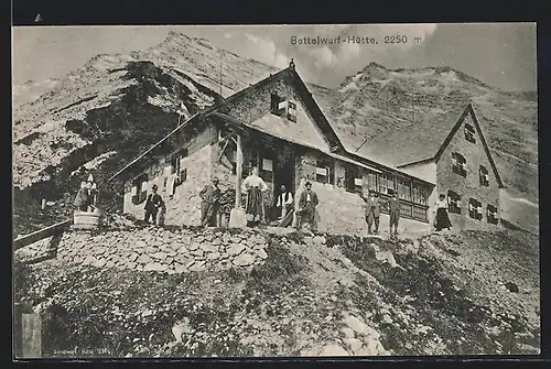 AK Bettelwurf-Hütte, Gäste vor der Berghütte