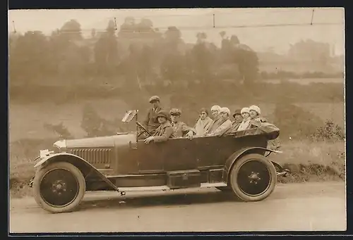 Foto-AK Auto De Dion Bouton (1919-20), Zwei Herren und eine Gruppe von Damen im Wagen