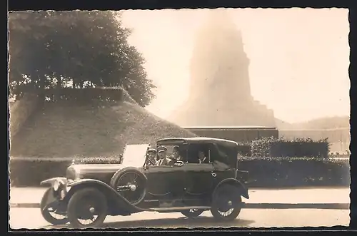 Foto-AK Auto Georges Irat (192 ), Zwei Paare parken vor einem Denkmal