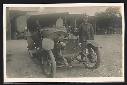 Foto-AK Minerva (1913), junger Mann nebst kaputtem Wagen