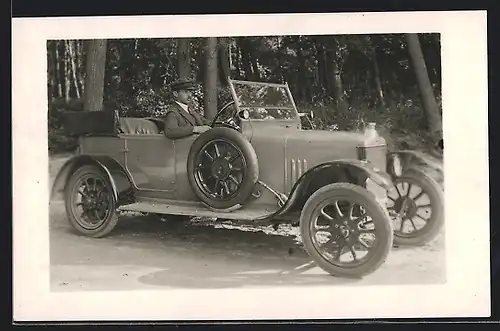 Foto-AK Auto Standard 11.4 (1924), Fahrer am Steuer seines Wagens