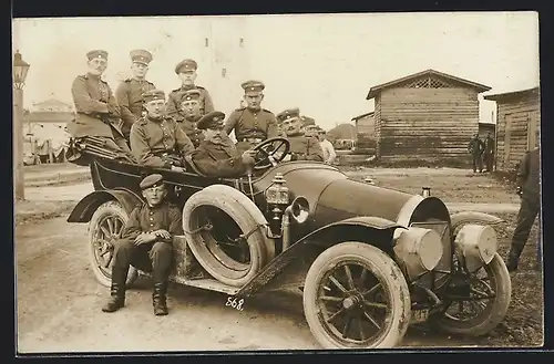 Foto-AK Auto Windhoff (1914), junge Gruppe von Soldaten im Wagen