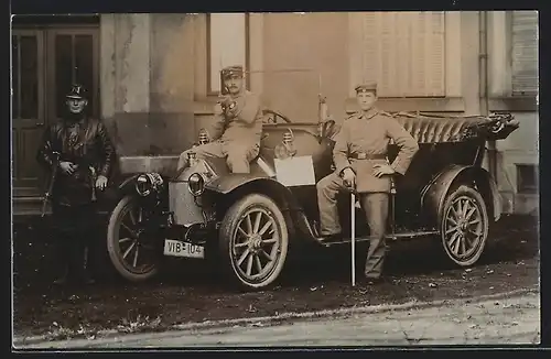 Foto-AK Auto Metallurgique (1910), Soldaten in Uniform mit Degen und Gewehr am Fahrzeug