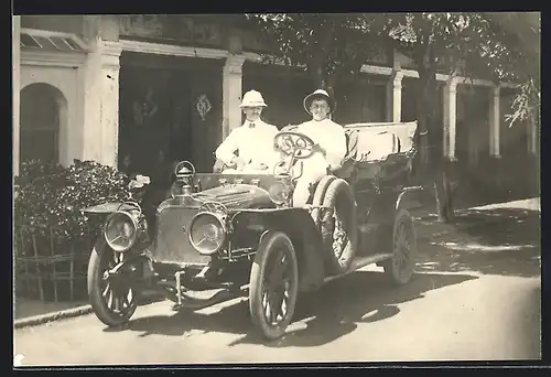 Foto-AK Auto Talbot 15HP (1908), junge Männer in weissen Anzügen im Fahrzeug