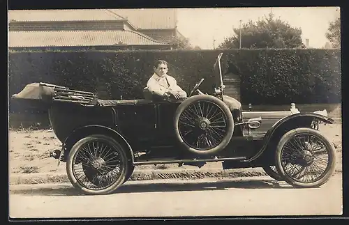 Foto-AK Auto Talbot (GB) (1912), junger Mann lehnt entspannt über die Rückenlehne