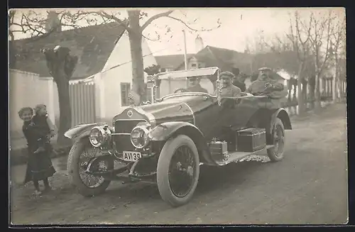 Foto-AK Auto Minerva (1914), junges Mädchen mit Kleindkind steht vor dem Wagen ihres Vaters