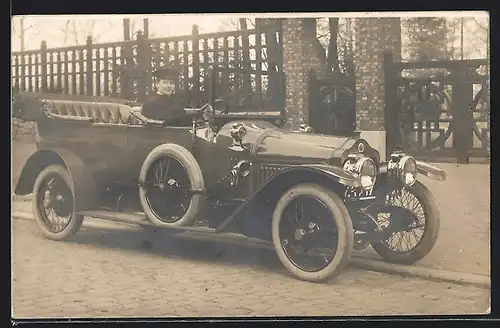 AK Auto Minerva (1911), junger Mann lächelnd am Lenkrad