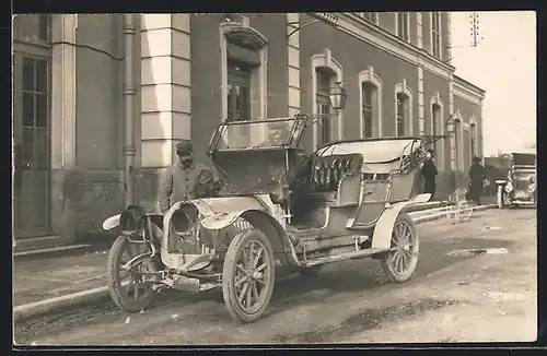 Foto-AK Auto Gregoire (1907), Mann mit Zigarette sitzt im Fahrzeug