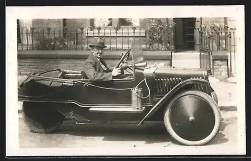 Foto-AK Auto Morgan Family (1927), Glücklicher Mann am Steuer