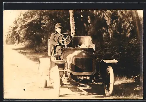 Foto-AK Auto Minerva (190 ), Herr sitzt in seinem Fahrzeug