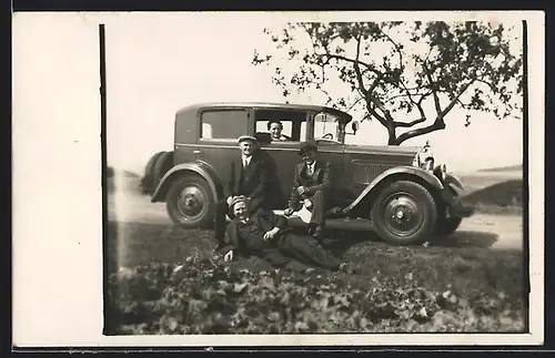 Foto-AK Auto Minerva (1931 /32), Kleine Ausflugsgesellschaft pausiert ihre Fahrt