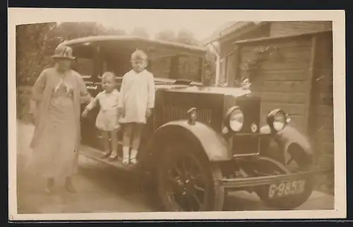 Foto-AK Auto Morriscowley (1927 /28), Edeldame posiert mit Kindern an der Luxus-Limousine mit Kühlerfigur