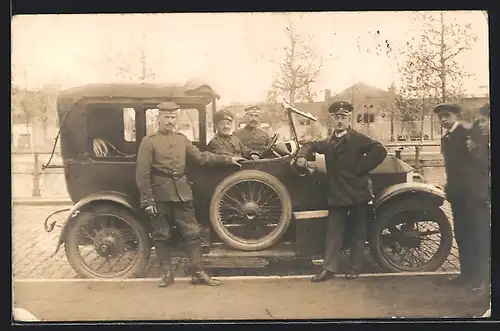 Foto-AK Auto Metallurgique (191 ), Herren und Schaulustige nebst Wagen