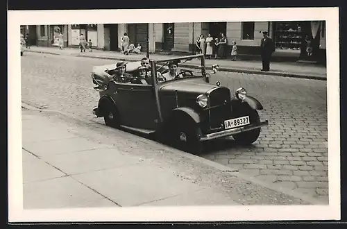 Foto-AK Auto BMW 3 /20 (1932 /34), Mann & Frauen bei Ausfahrt mit PKW
